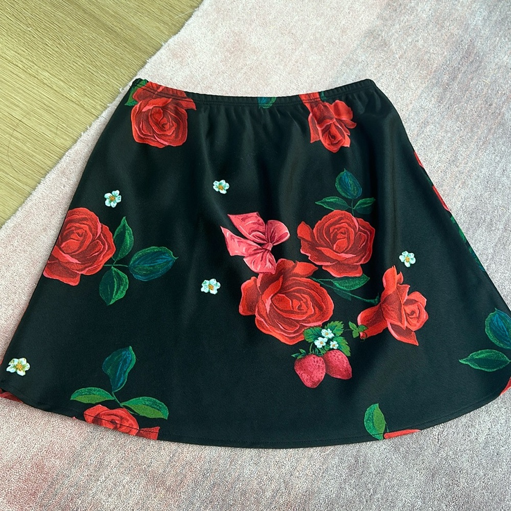 Lisa Says Gah Black Mini Satin Skirt with Red Rose Print